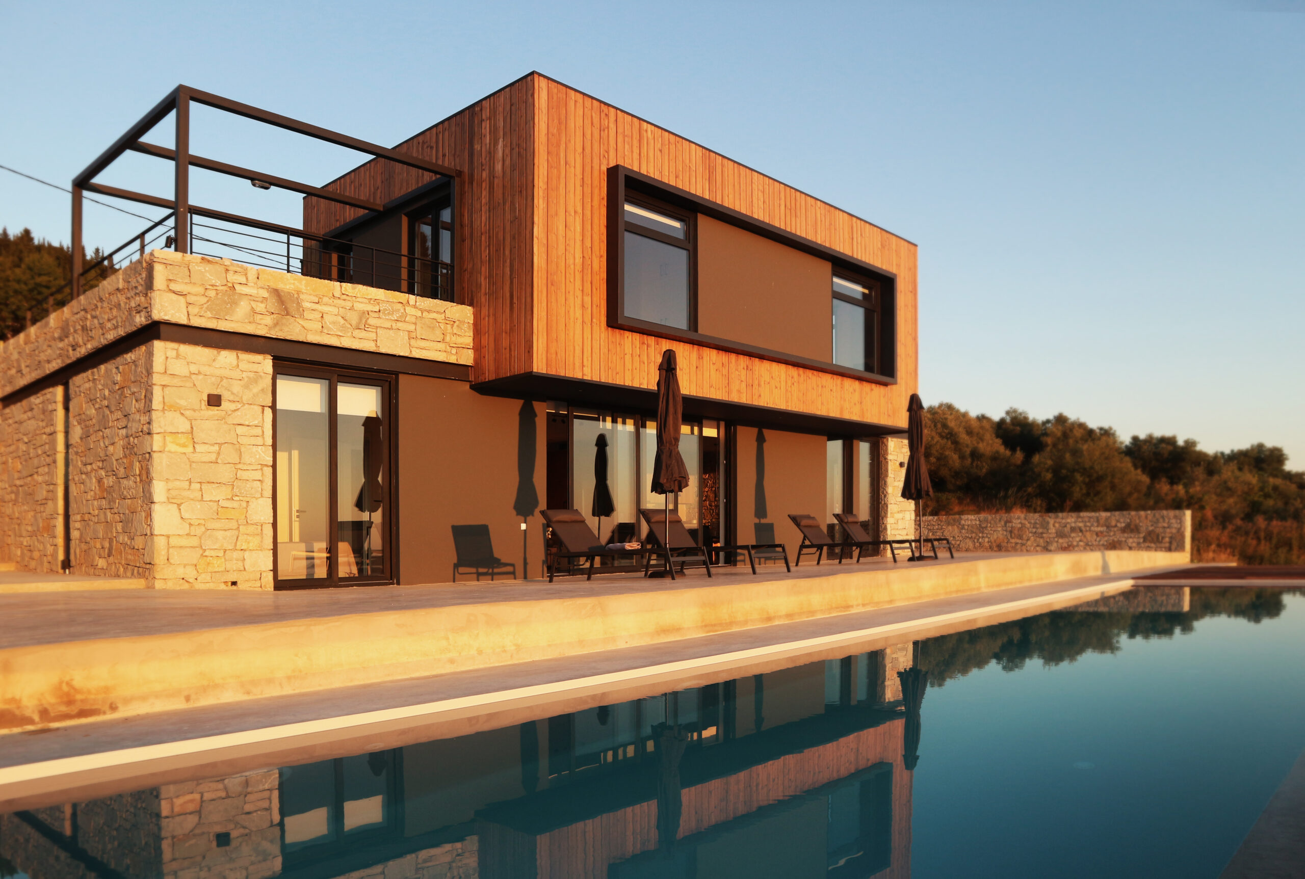 Photo of the main residence and its pool from the front