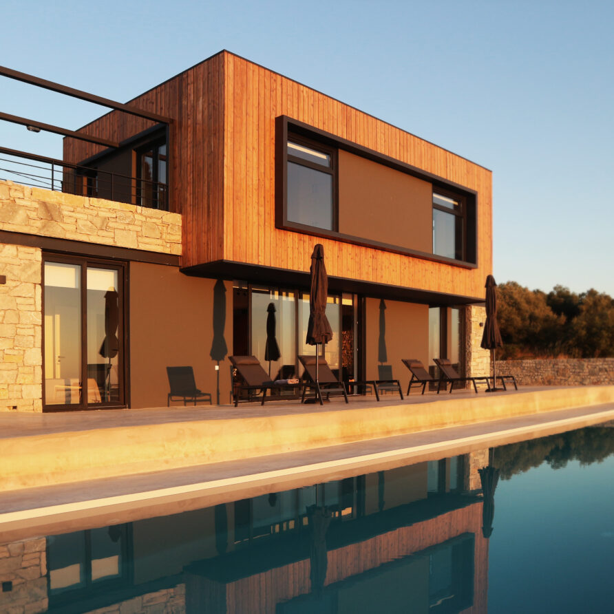 Photo of the main residence and its pool from the front